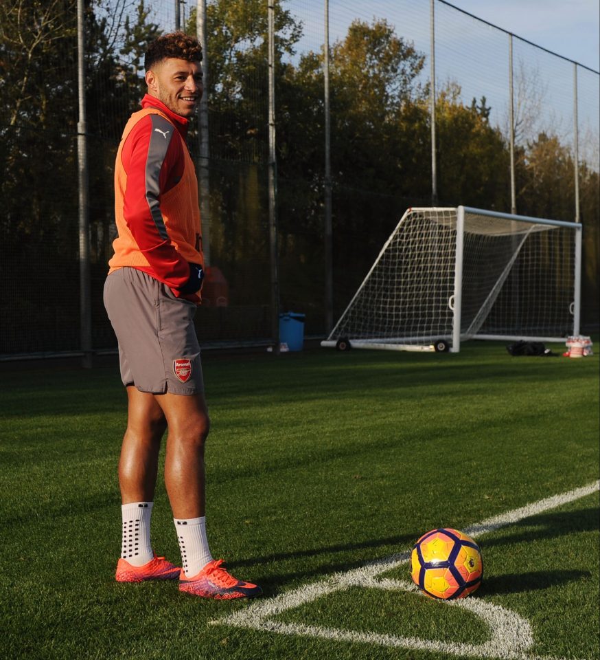 Oxlade-Chamberlain practising his set-pieces