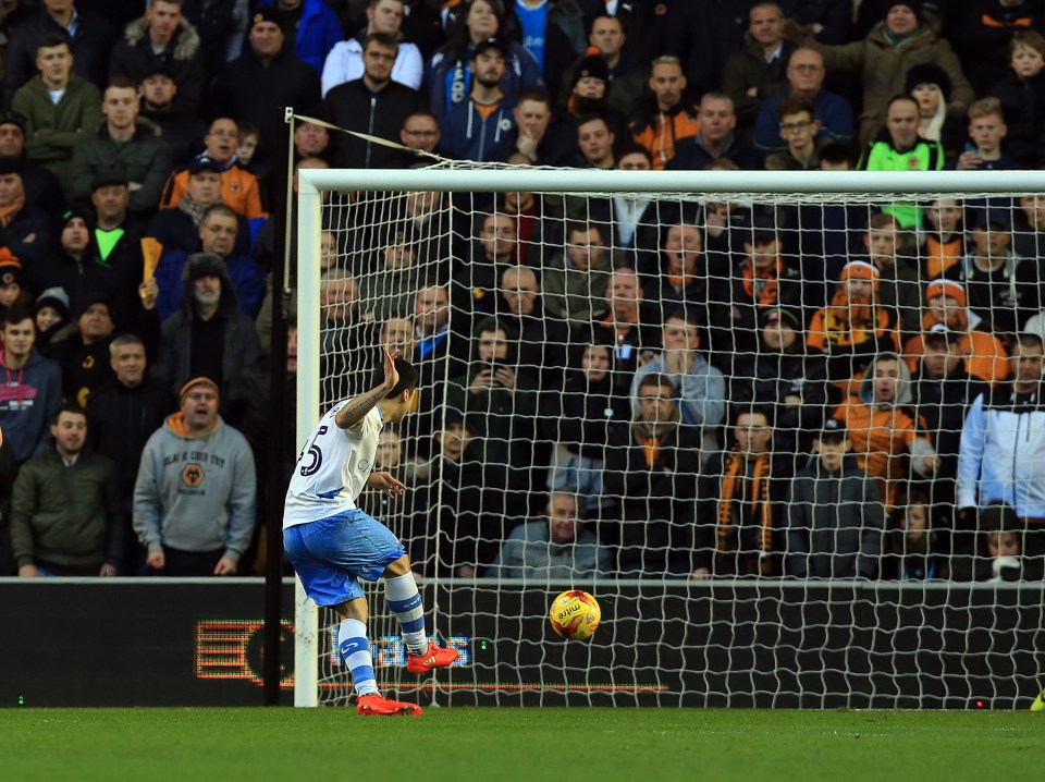  Fernando Forestieri converts a penalty for Sheffield Wednesday at Wolves