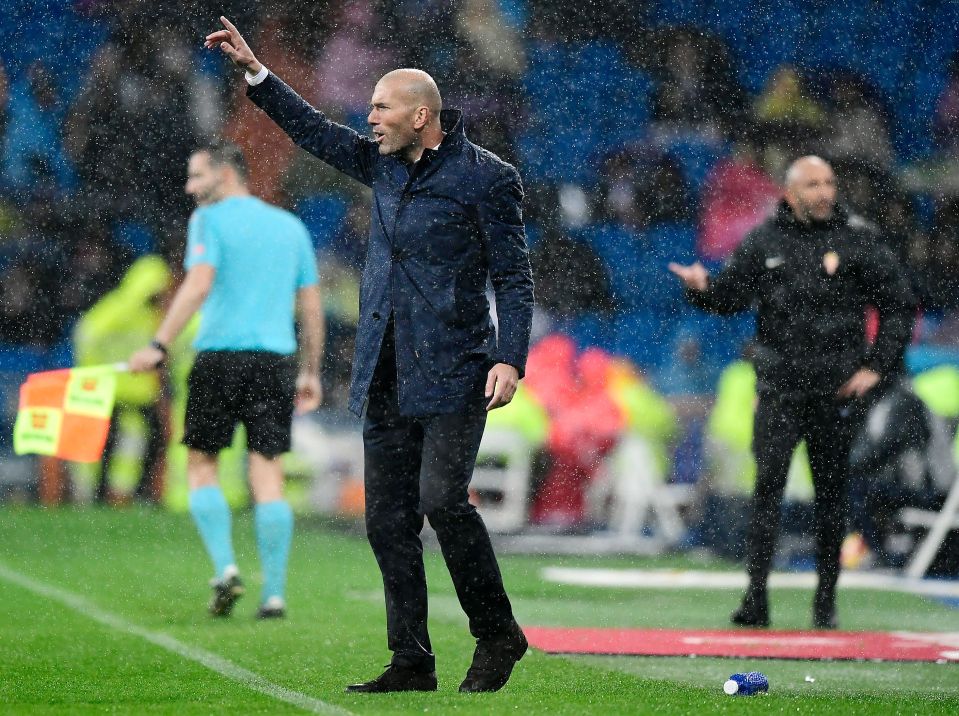  Zinedine Zidane shouts out instructions as Real Madrid labour to victory at Bernabeu