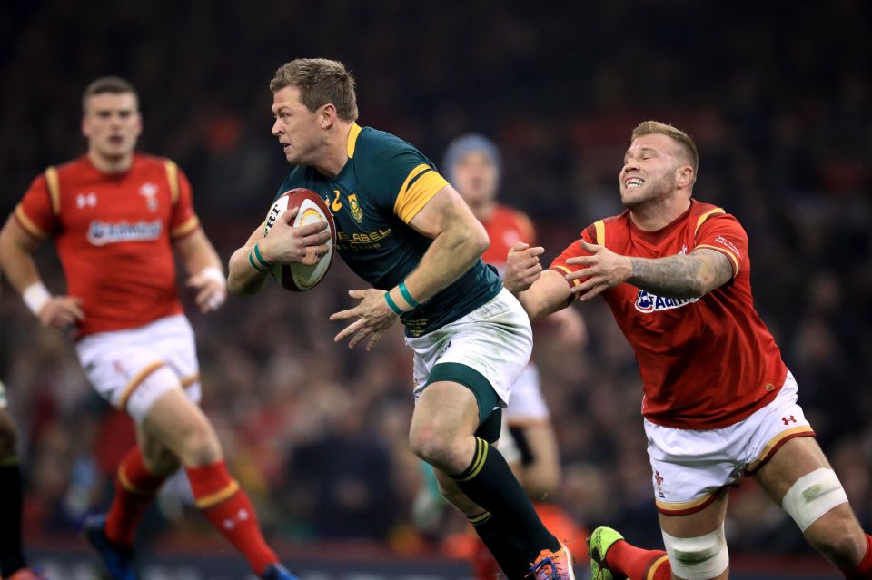  South Africa's Ruan Combrinck gets away from Wales' Ross Moriarty