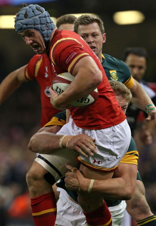  Jonathan Davies made a rare break for the try line in the first half