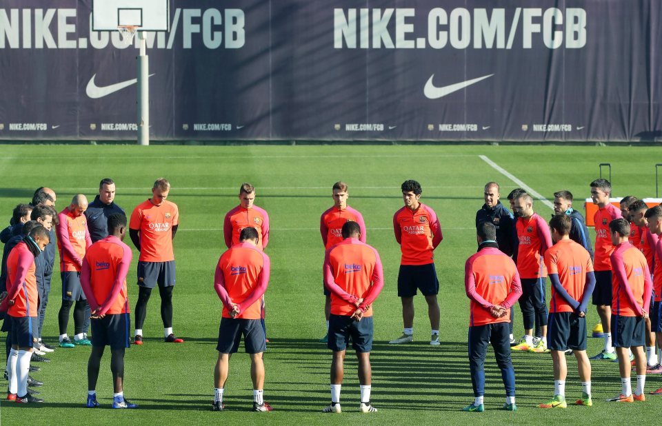  Barcelona's players observe a minute's silence for the victims of the crash