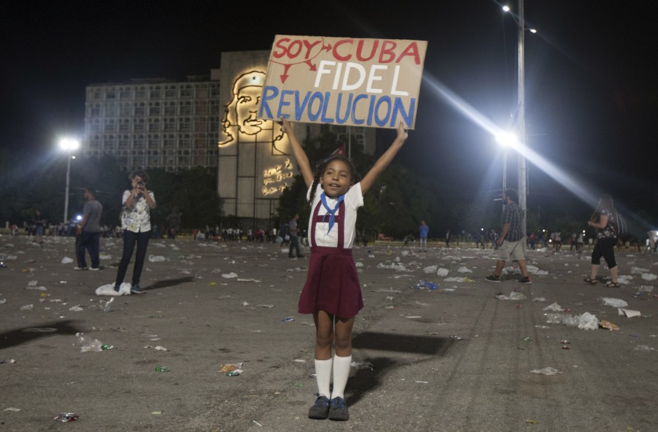  A little girl poses holding a sign that reads in Spanish "I am Cuba. Fidel revolution"