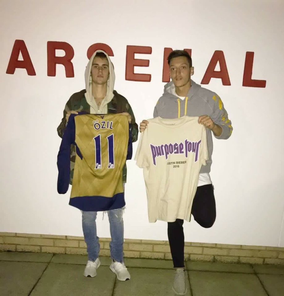  Canadian Bieber posed with Arsenal's Mesut Ozil in London last month