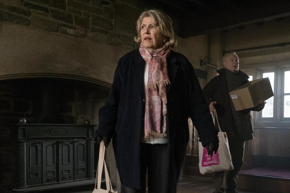  Last Tango in Halifax: Celia and Alan help Caroline move into a new house for Christmas