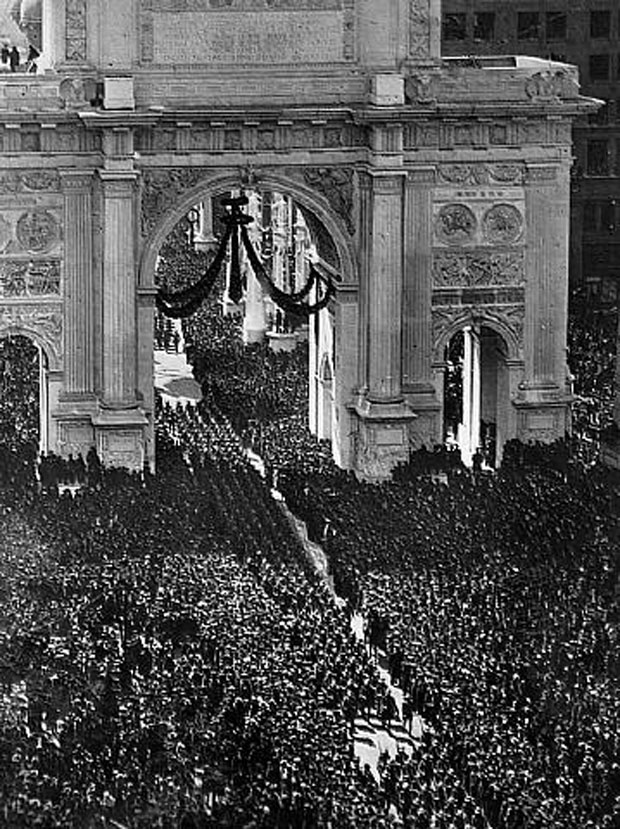  US Army soldiers march through Arch of Triumph in New York in a homecoming parade greeted by thousands