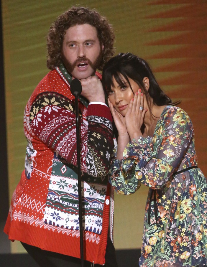 TJ Miller, left, and Olivia Munn present the award for favorite country song at the American Music Awards at the Microsoft Theater on Sunday, Nov. 20, 2016, in Los Angeles. (Photo by Matt Sayles/Invision/AP)