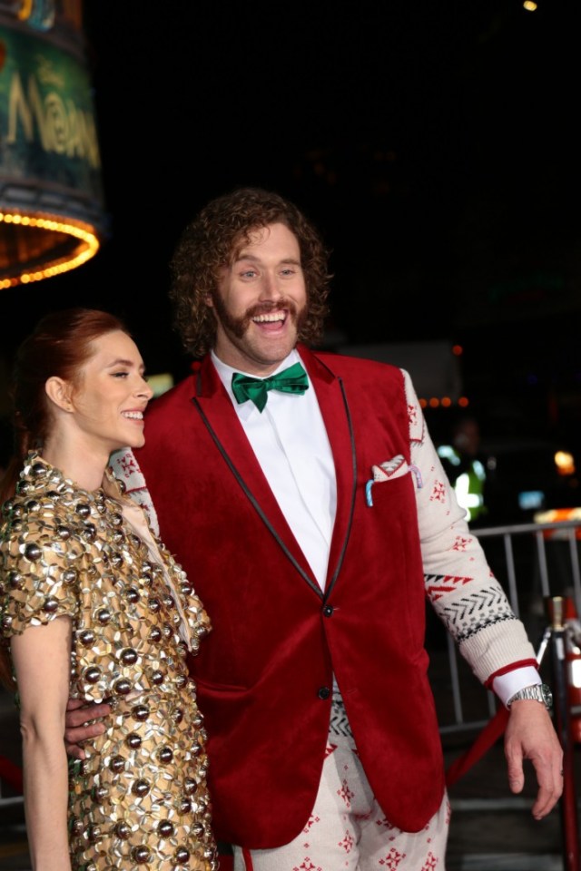 LOS ANGELES, CA - DECEMBER 07: TJ Miller is seen on December 7, 2016 in Los Angeles. (Photo by GP/Star Max/GC Images)