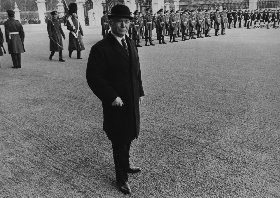  Major Pat Reid watches his former corps mounted guard at Buckingham Palace