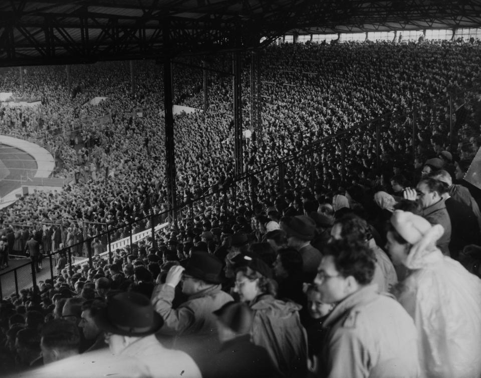  Crowds of this size flocked to White City Stadium to watch Len Harvey fight