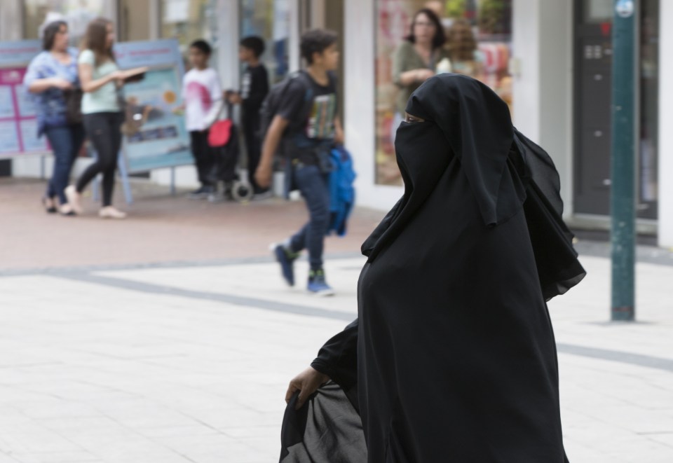 Bad Godesberg-Townscape, muslima, burka.