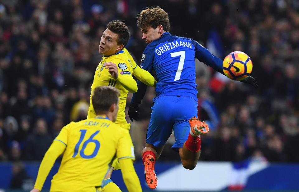  Victor Lindelof duels in the air with Antoine Griezmann