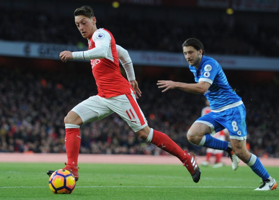  Mesut Ozil breaks forward agaisnt Bournemouth