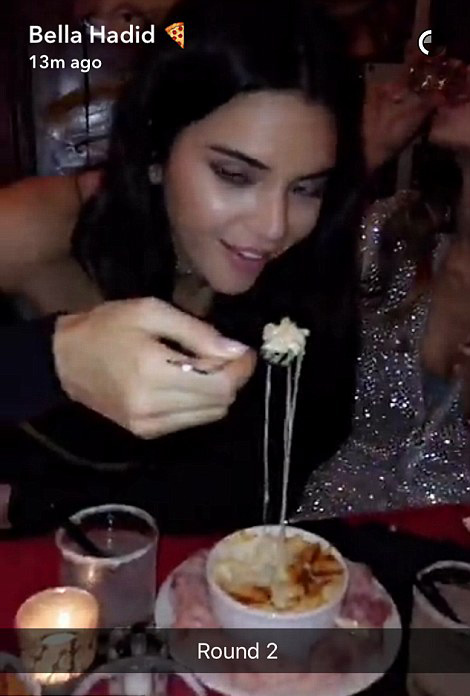  But the burger was just for starters, the supermodel then wolfed down a big bowl of mac and cheese