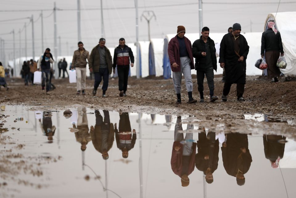  Heavy rain and strong winds winter swept the Mosul area on Wednesday evening, drenching the camps