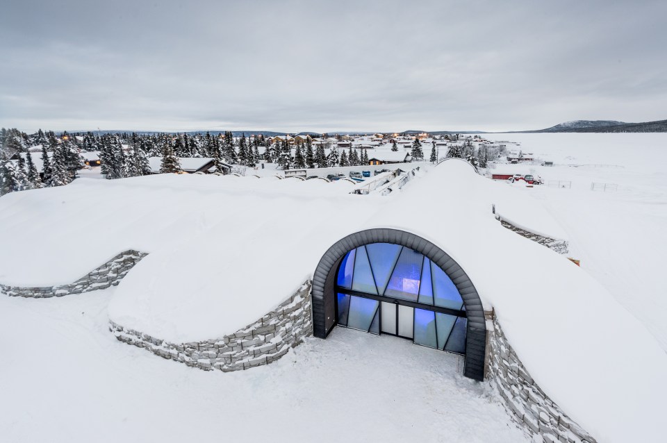  Located in the Swedish village of Jukkasjarvi, 200km north of the Arctic Circle and next to the shores of the Torne River, sits the ICEHOTEL365