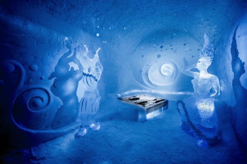  The ICEHOTEL features both cold and warm rooms as well as a dining room, cocktail bar, and communal changing rooms, toilets, and saunas all found in the warm section