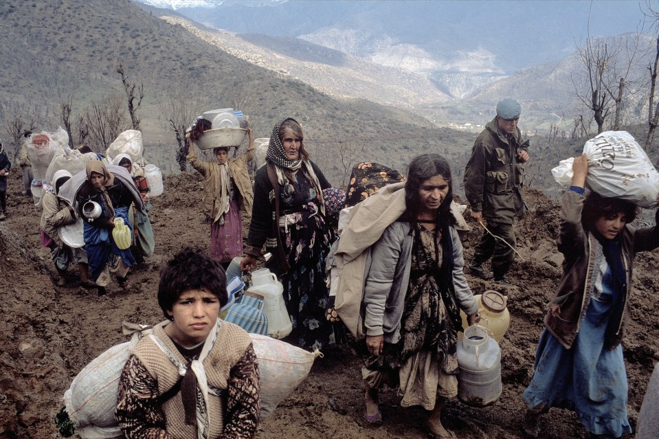  Kurdish people fleeing northern Iraq arrive at the refugee camp in 1991. More than 250.000 Kurds fled from Iraq