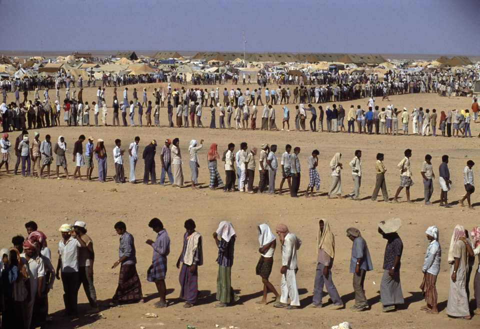  Thousands of refugees queue in food lines from CHARITAS charity in Jordan in 1990