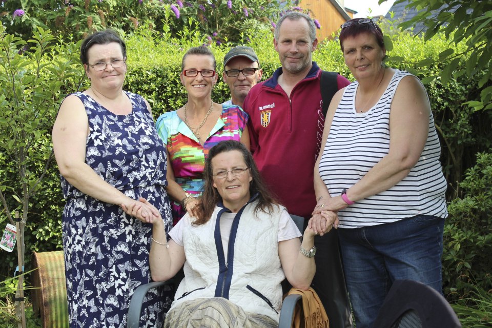  Ellen, who died of lung cancer, with loved ones during her battle