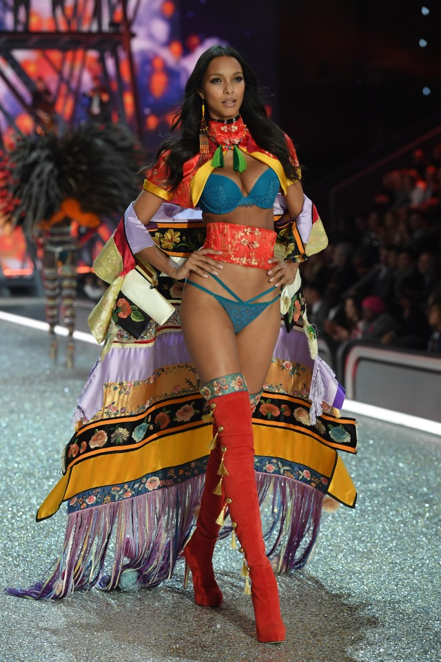  Lais Ribeiro walks the runway during the 2016 Victoria's Secret Fashion Show on November 30, 2016 in Paris, France