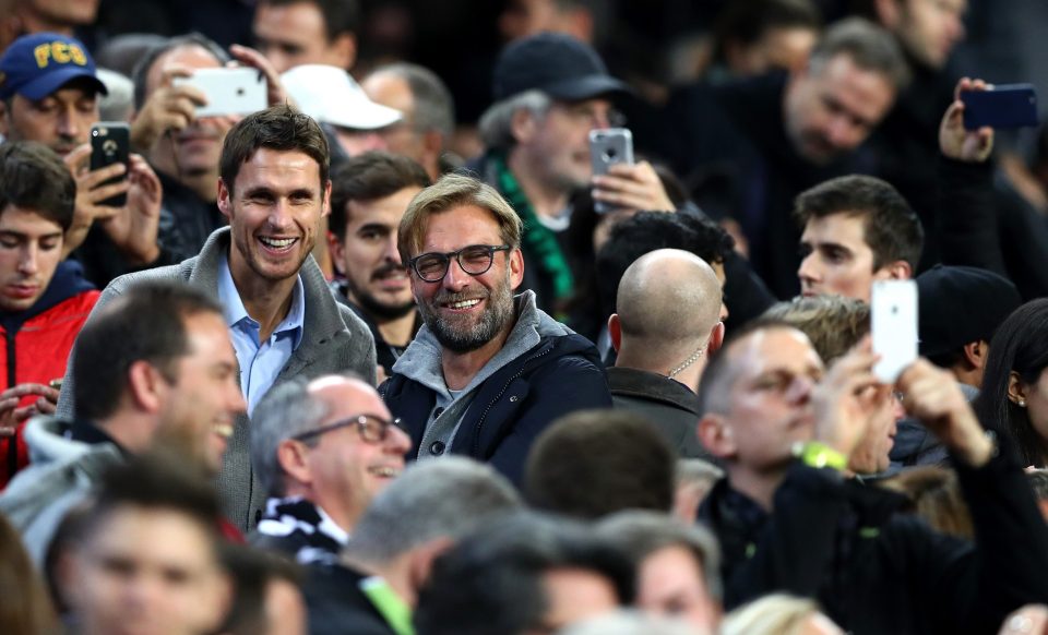  Jurgen Klopp takes in Barcelona's clash with Monchengladbach