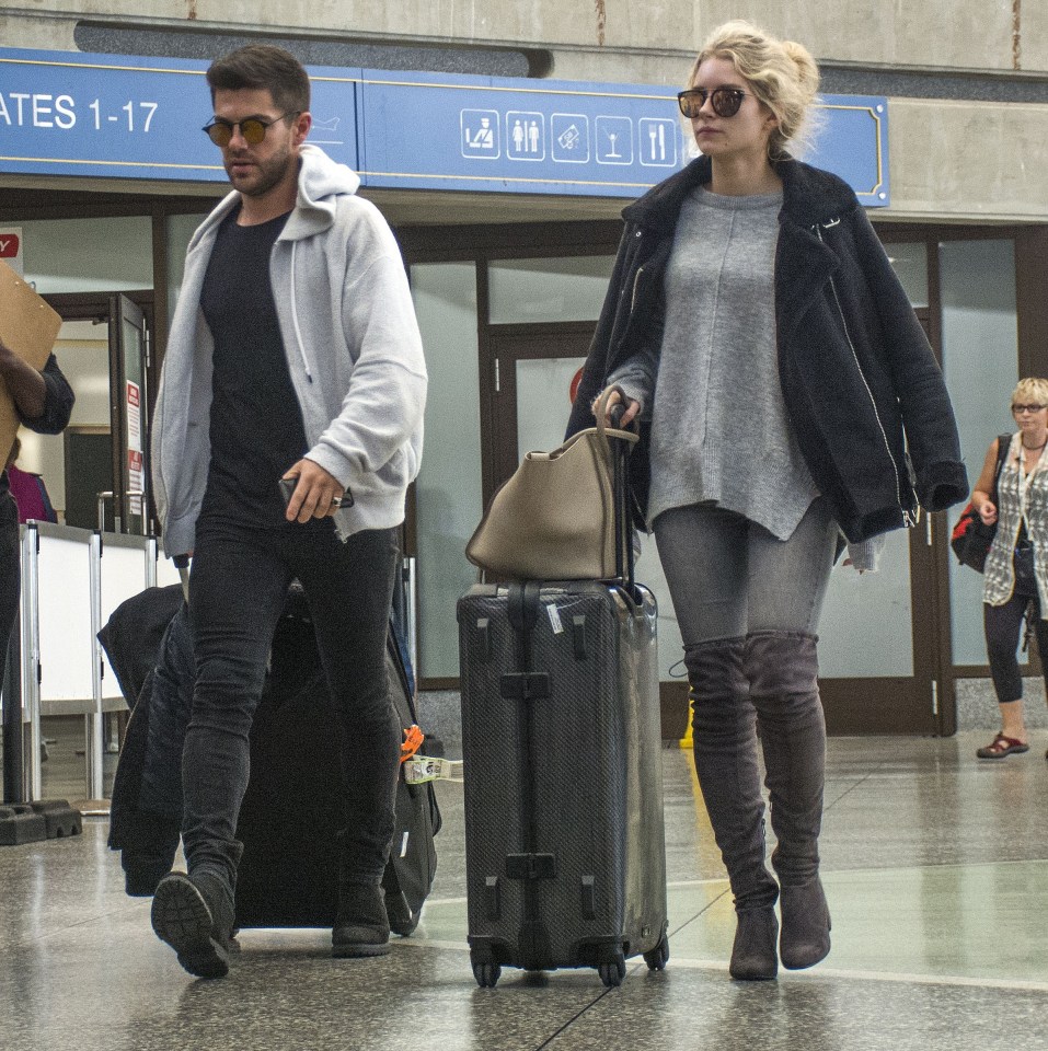  The pair colour coordinated their flight outfits