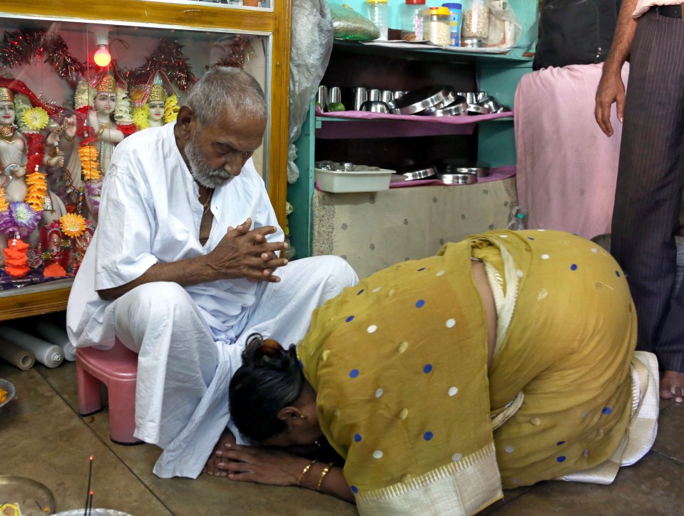  The monk, who attracts hundreds of visitors, is now applying to the Guinness World Records to verify his claim to be the oldest person in the world