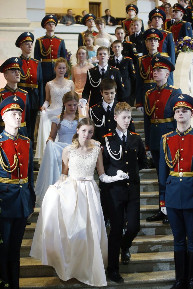  Some 1,000 troops donned ceremonial uniforms and they were seen walking down the stairs with their partners