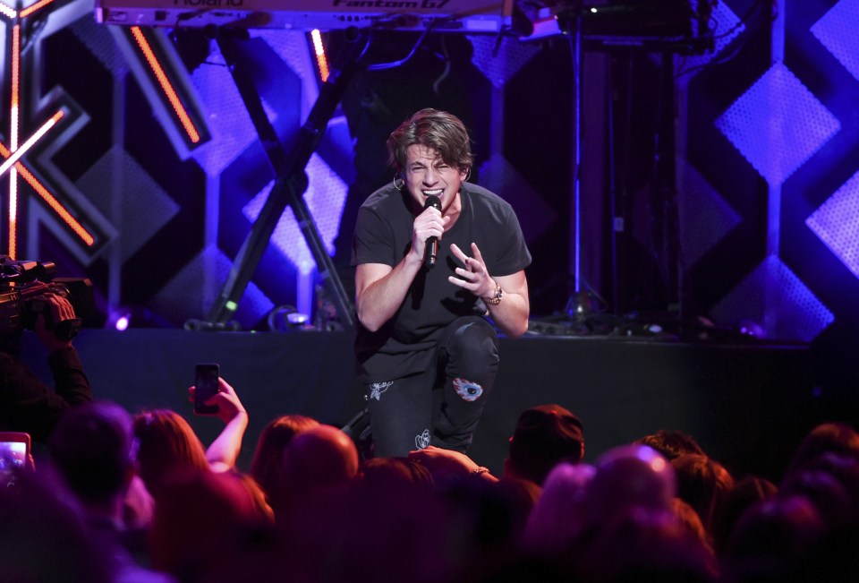  Charlie Puth belts out a number on stage