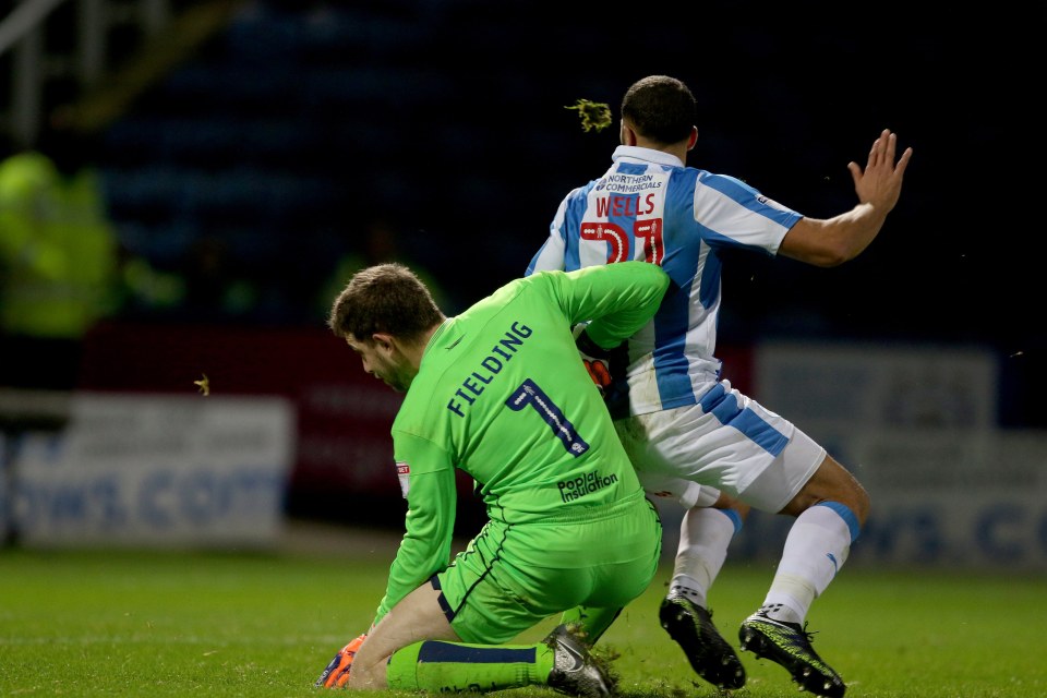  Huddersfield Town's Nahki Wells beats Bristol City goalkeeper Frank Fielding