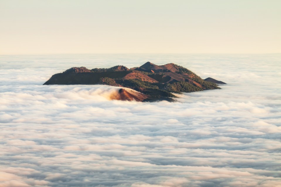  Cumbre Vieja in the Canary Islands shrouded in cloud could trigger the wave