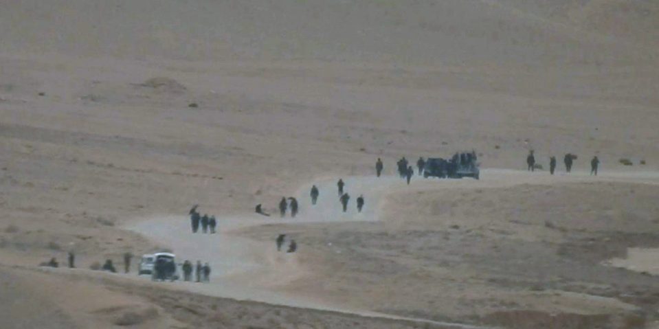  Syrian army soldiers have been spotted fleeing after the group stormed military checkpoints