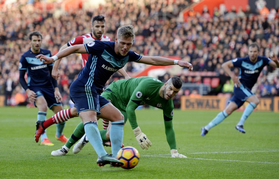 Viktor Fischer misses a one-on-one with Fraser Forster