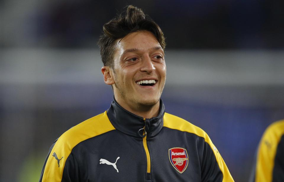  Mesut Ozil could extend his Arsenal contract if they sign Julian Draxler