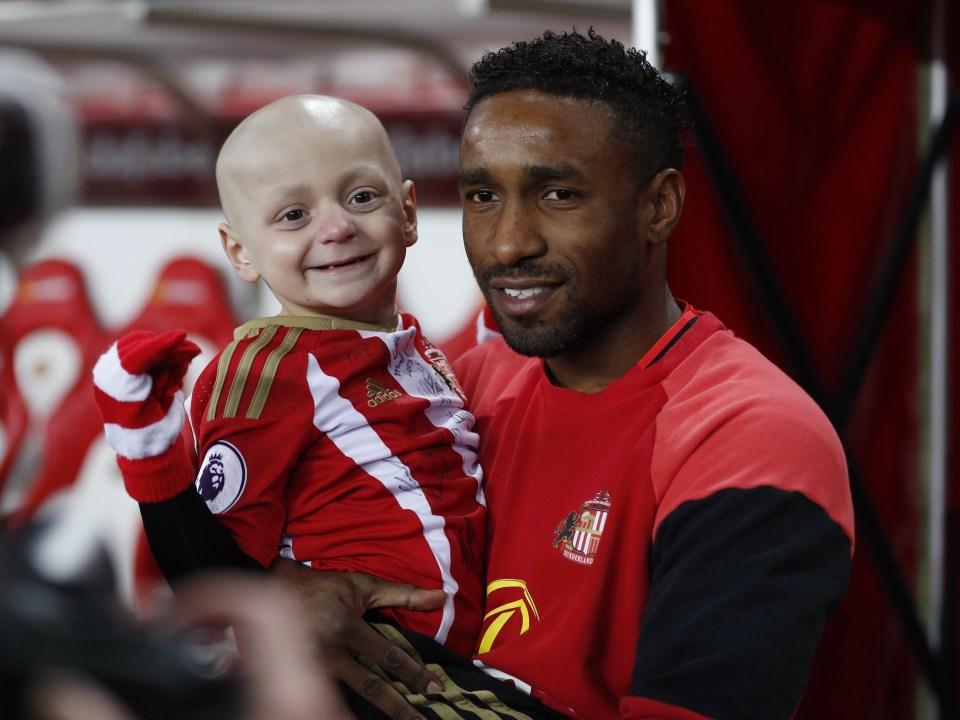 Brave Bradley Lowery hugs Sunderland's top scorer Jermain Defoe before kick off