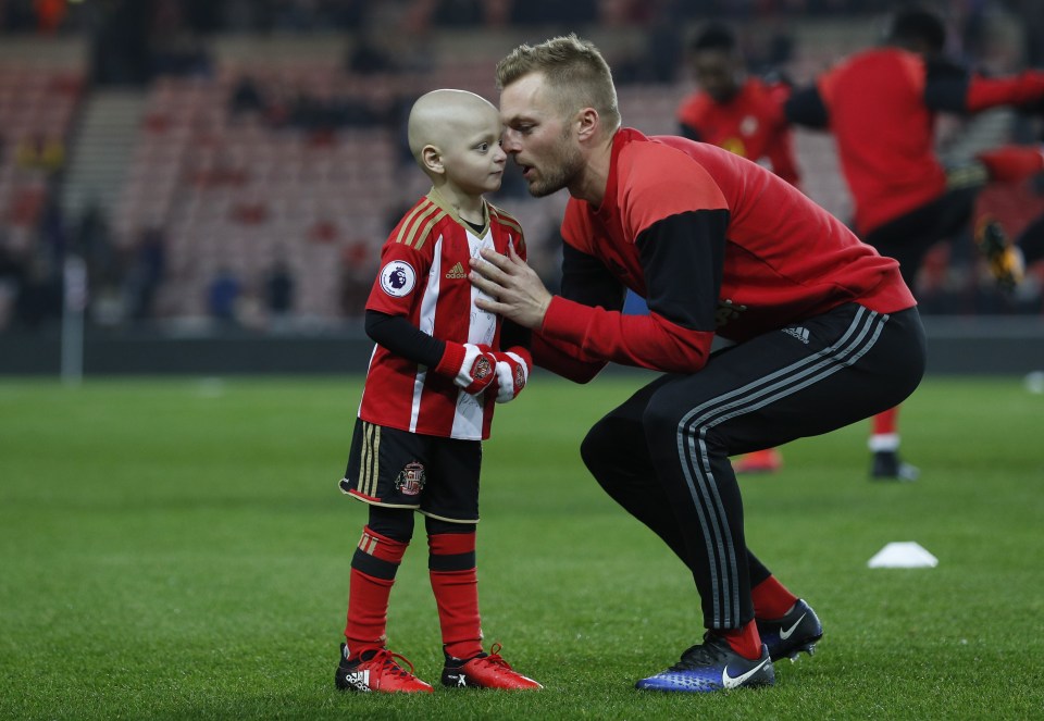 Bradley Lowery chats to Sunderland star Sebastien Larsson during warm up