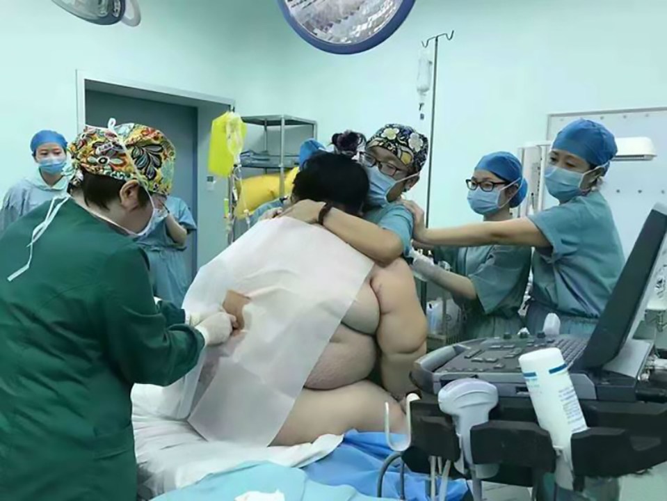  Sixteen doctors and nurses were called in to help a 22-stone Chinese woman give birth to her baby girl