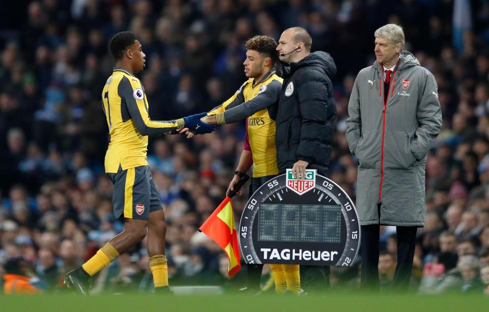  Wenger decided to replace winger Iwobi with another winger in Oxlade-Chamberlain