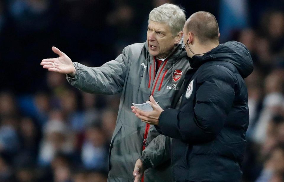  Arsene Wenger says it is difficult to accept losing to goals he thought were offside