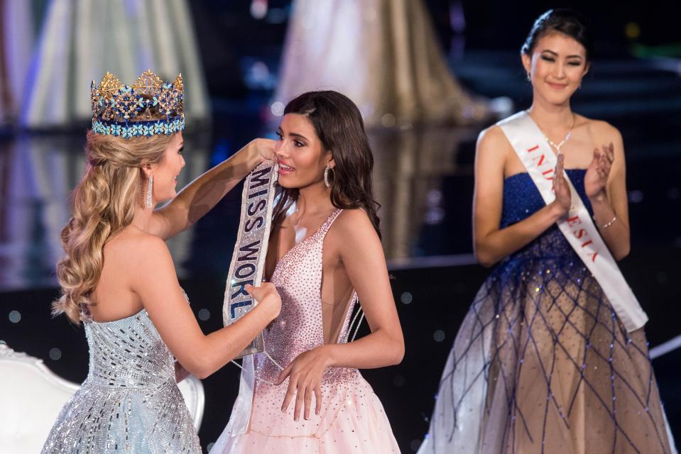  Miss World 2015 Mireia Lalaguna of Spain presents Miss Puerto Rico, after her win