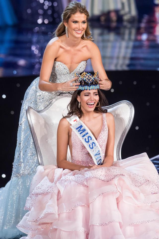  Miss World 2015 Mireia Lalaguna of Spain crowns Stephanie Del Valle during the pageant