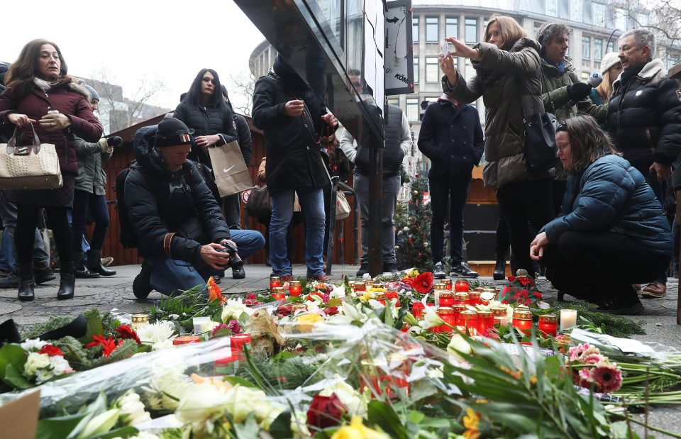  Mourners lay tributes in Berlin