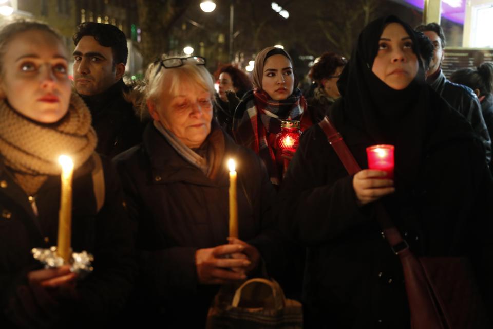  Berliners pay their respects to those killed and wounded