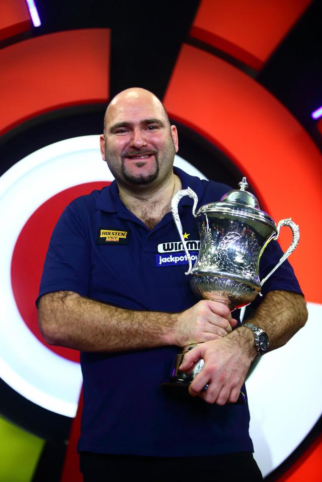  Scott Waites celebrates with last year's BDO trophy