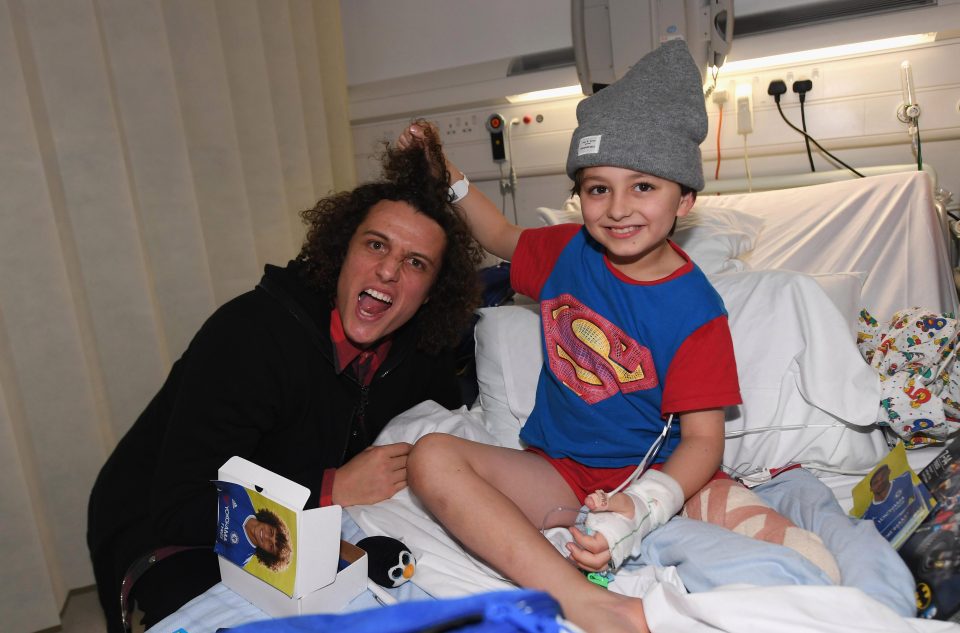  David Luiz helps cheer up a child in hospital