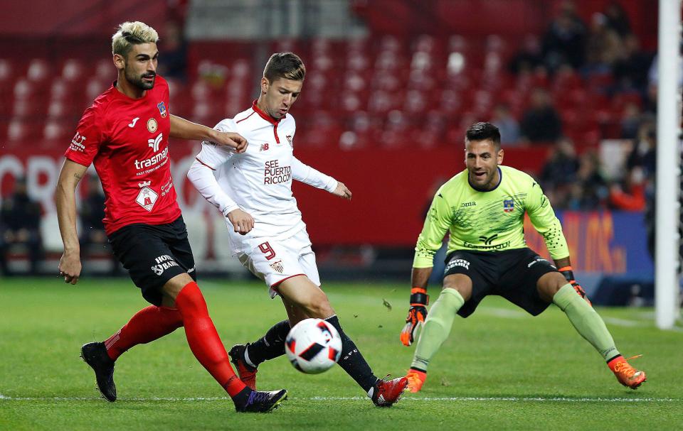  Luciano Vietto scored three for Sevilla in their 9-1 win