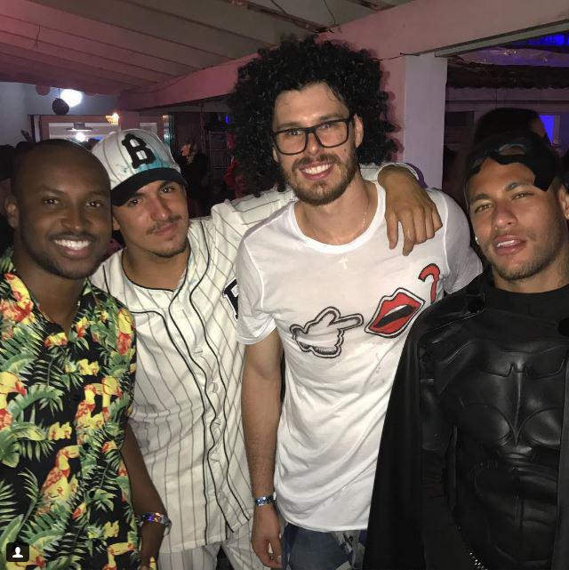  Neymar and pals posed for photos at the party