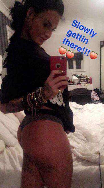  Jemma Lucy flashed her bum in her latest saucy selfie