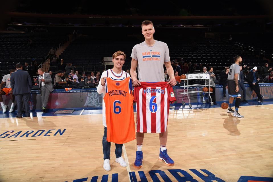  Kristaps Porzingis towered over Atletico Madrid star griezmann